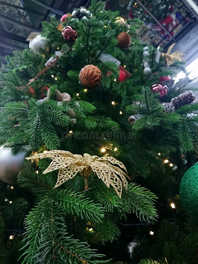 Árvore de Natal em diferentes brinquedos foto de stock Árvore de Natal em diferentes brinquedos foto de stock