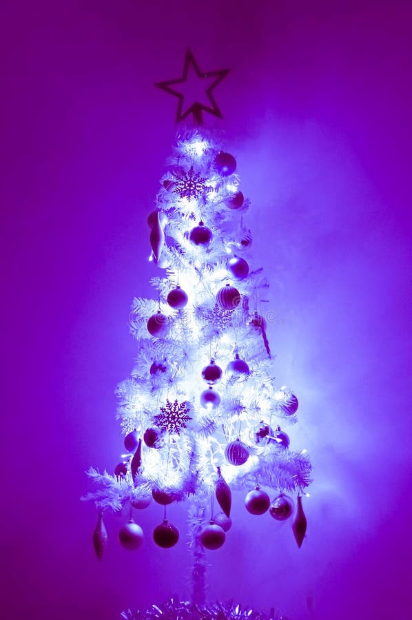 Árvore de Natal em luz ultravioleta fotografia de stock Árvore de Natal em luz ultravioleta fotografia de stock