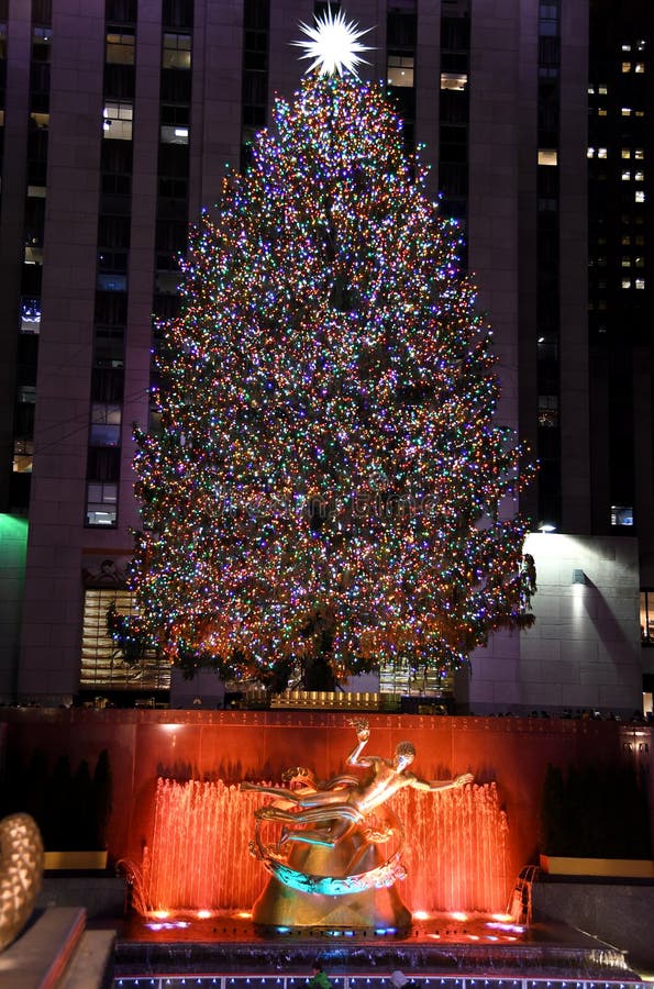 A árvore de Natal famosa do Rockefeller Center e estátua do PROMETHEUS no Rockefeller Center imagem de stock A árvore de Natal famosa do Rockefeller Center e estátua do PROMETHEUS no Rockefeller Center imagem de stock