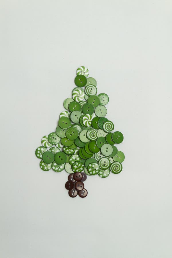 Árvore de Natal feita com os botões coloridos no fundo branco imagens de stock royalty free Árvore de Natal feita com os botões coloridos no fundo branco imagens de stock royalty free