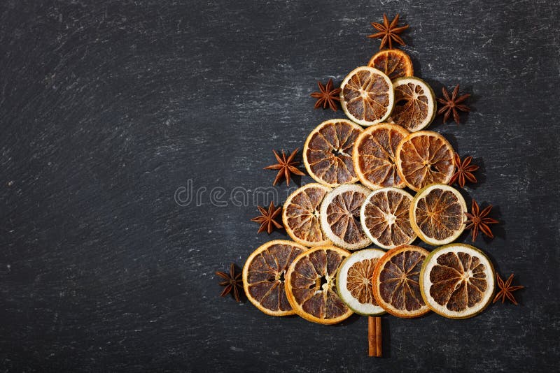 Árvore de Natal feita de frutos secados na tabela escura, vista superior com foto de stock Árvore de Natal feita de frutos secados na tabela escura, vista superior com foto de stock