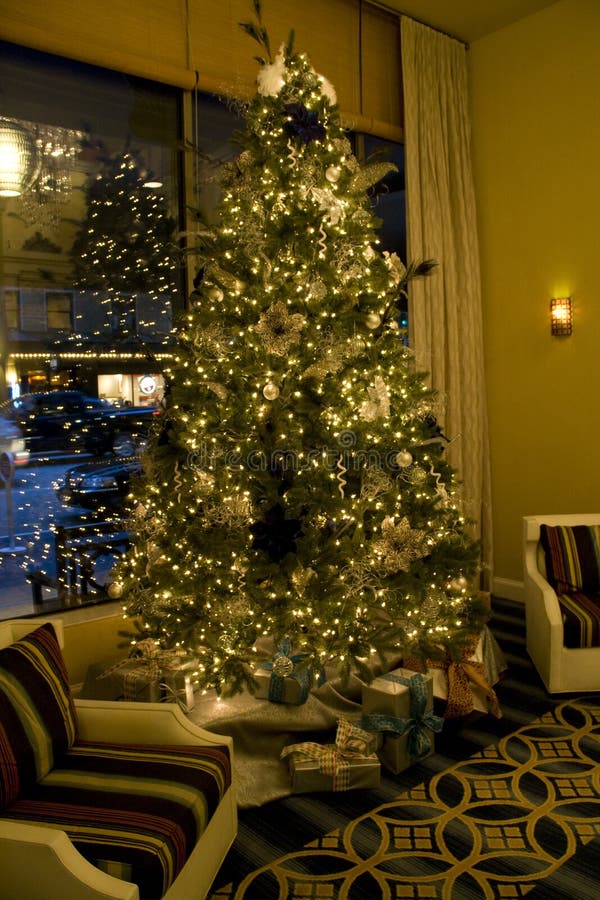 Árvore de Natal na sala de visitas imagem de stock Árvore de Natal na sala de visitas imagem de stock