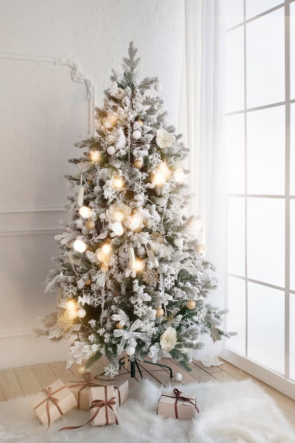 Árvore de Natal na sala de visitas imagem de stock Árvore de Natal na sala de visitas imagem de stock