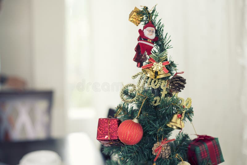 Árvore de Natal na tabela para o jantar com galinha, foco macio foto de stock royalty free Árvore de Natal na tabela para o jantar com galinha, foco macio foto de stock royalty free