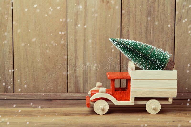 Árvore de Natal no carro do caminhão do brinquedo Conceito do feriado do Natal imagens de stock royalty free Árvore de Natal no carro do caminhão do brinquedo Conceito do feriado do Natal imagens de stock royalty free