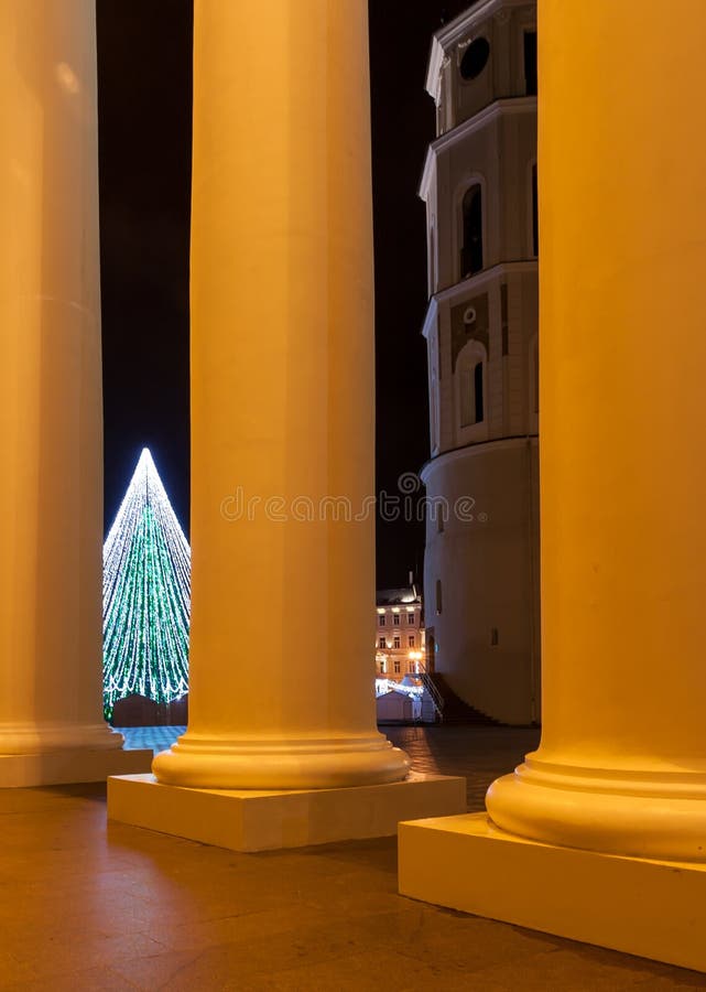 Árvore de Natal no quadrado da catedral de Vilnius fotos de stock Árvore de Natal no quadrado da catedral de Vilnius fotos de stock