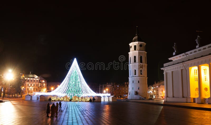 Árvore de Natal no quadrado da catedral de Vilnius, Lituânia fotografia de stock royalty free Árvore de Natal no quadrado da catedral de Vilnius, Lituânia fotografia de stock royalty free