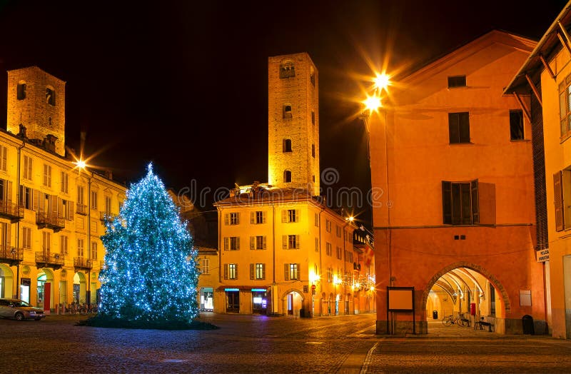 Árvore de Natal no quadrado de cidade em alba, Itália. imagem de stock royalty free Árvore de Natal no quadrado de cidade em alba, Itália. imagem de stock royalty free
