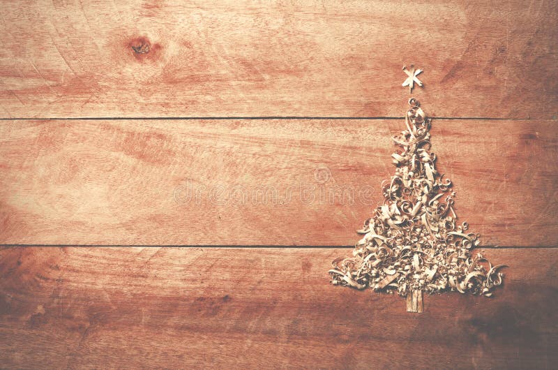 A árvore de Natal simples arranjou da serragem, madeira-microplaquetas no woode imagens de stock A árvore de Natal simples arranjou da serragem, madeira-microplaquetas no woode imagens de stock