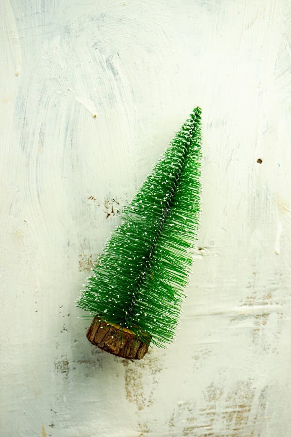 Árvore de Natal sobre fundo rústico foto de stock