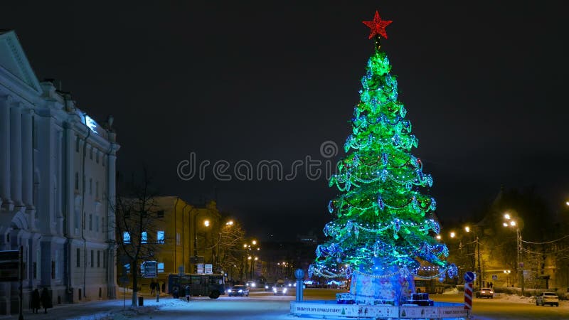 Árvore de Natal urbana na noite, Rússia, Nizhny Novgorod