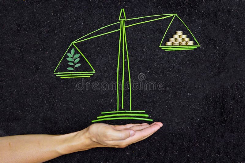 Árvore e moedas de ouro numa balança fotografia de stock