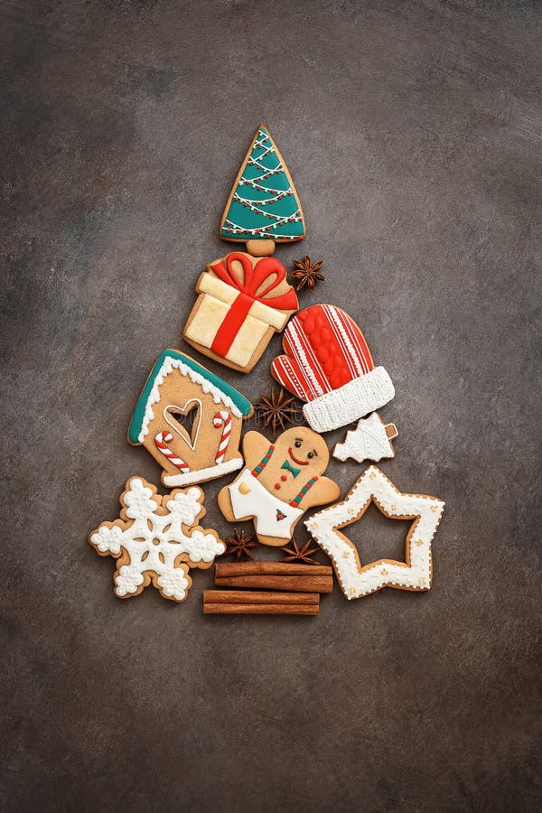 Árvore natalícia abstrata de pão de gengibre Lindos antecedentes festivos com vários biscoitos de pão de gengibre Vista superior, fotografia de stock Árvore natalícia abstrata de pão de gengibre Lindos antecedentes festivos com vários biscoitos de pão de gengibre Vista superior, fotografia de stock