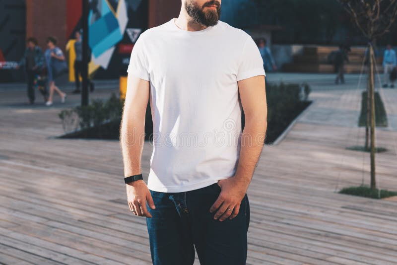 Árvore no campo O homem farpado novo do moderno vestido no t-shirt e nos óculos de sol brancos é suportes na rua da cidade Zombar imagens de stock Árvore no campo O homem farpado novo do moderno vestido no t-shirt e nos óculos de sol brancos é suportes na rua da cidade Zombar imagens de stock
