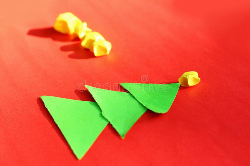 Árvores e estrelas de papel de Natal fotos de stock Árvores e estrelas de papel de Natal fotos de stock