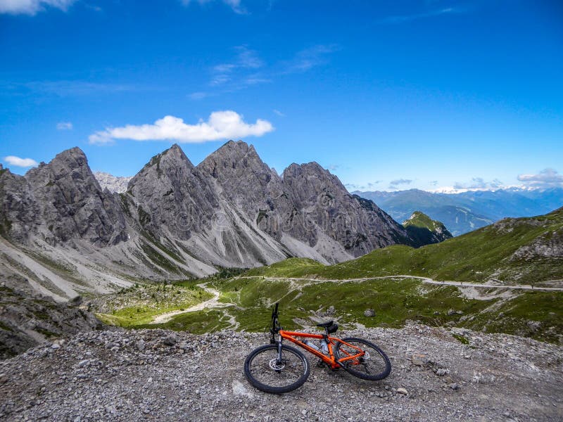 Áustria - Mountainbiking em Tirol do leste imagem de stock royalty free Áustria - Mountainbiking em Tirol do leste imagem de stock royalty free