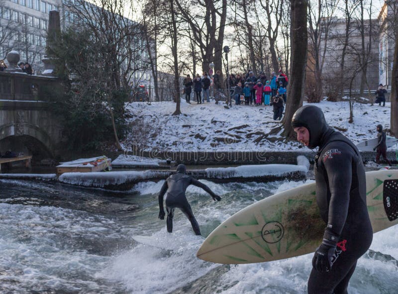 € de MUNICH “o 28 de janeiro: Uma parte superior da equitação do surfista de uma onda no rio Isar fotos de stock € de MUNICH “o 28 de janeiro: Uma parte superior da equitação do surfista de uma onda no rio Isar fotos de stock