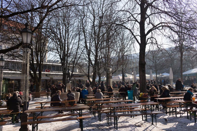 € «28-ое января МЮНХЕНА: Рынок Viktualienmarkt Victuals стоковые изображения € «28-ое января МЮНХЕНА: Рынок Viktualienmarkt Victuals стоковые изображения