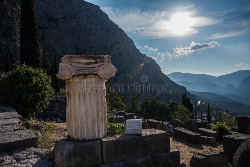 †‹παραμένει της ιοντικής στήλης επί του αρχαίου τόπου των Δελφών, Ελλάδα, Pelop στοκ εικόνα με δικαίωμα ελεύθερης χρήσης †‹παραμένει της ιοντικής στήλης επί του αρχαίου τόπου των Δελφών, Ελλάδα, Pelop στοκ εικόνα με δικαίωμα ελεύθερης χρήσης