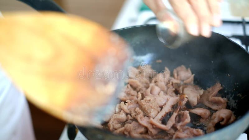 â€ ‹που μαγειρεύει το τεμαχισμένο χοιρινό κρέας ανακατώνει κοντά τηγανισμένος