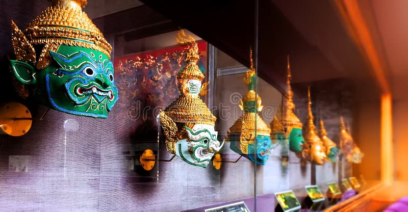 “Khon†de traditionele maskers van Thais in een kabinet van de glasvertoning royalty-vrije stock fotografie “Khon†de traditionele maskers van Thais in een kabinet van de glasvertoning royalty-vrije stock fotografie