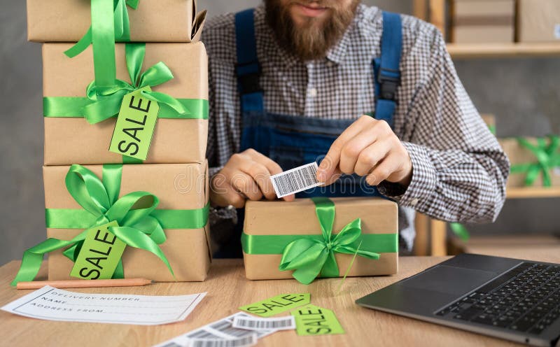 Ägare av manliga småföretag i leprechaun som kontrollerar streckkod för paketlåda. butikssäljare av arbetare arkivbilder