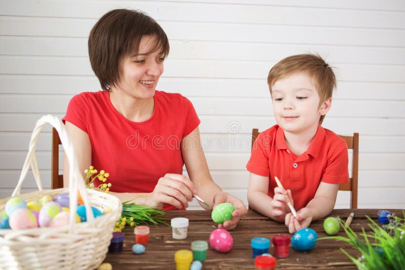 Ägg för moder- och sonmålningpåsk Lyckliga easter för familjmamma- och barnsonmålarfärg ägg med färger Förberedelse för ferie fotografering för bildbyråer Ägg för moder- och sonmålningpåsk Lyckliga easter för familjmamma- och barnsonmålarfärg ägg med färger Förberedelse för ferie fotografering för bildbyråer