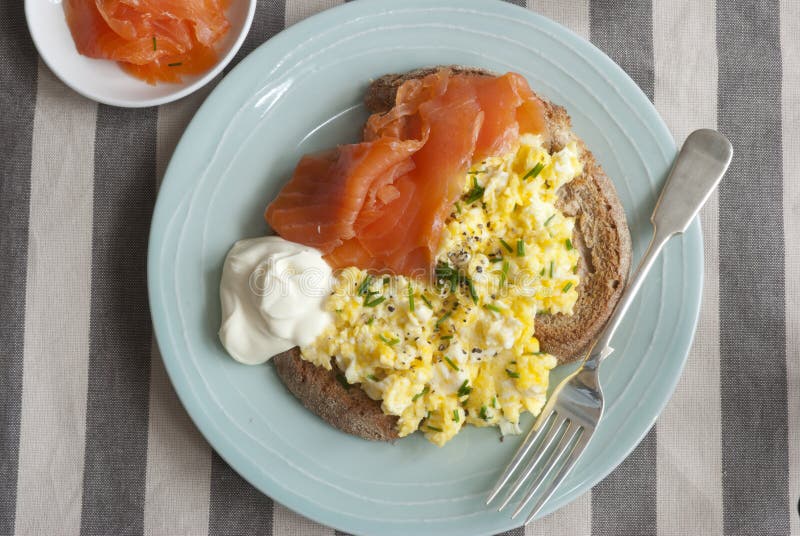 ägg förvanskade rostat bröd royaltyfri bild ägg förvanskade rostat bröd royaltyfri bild