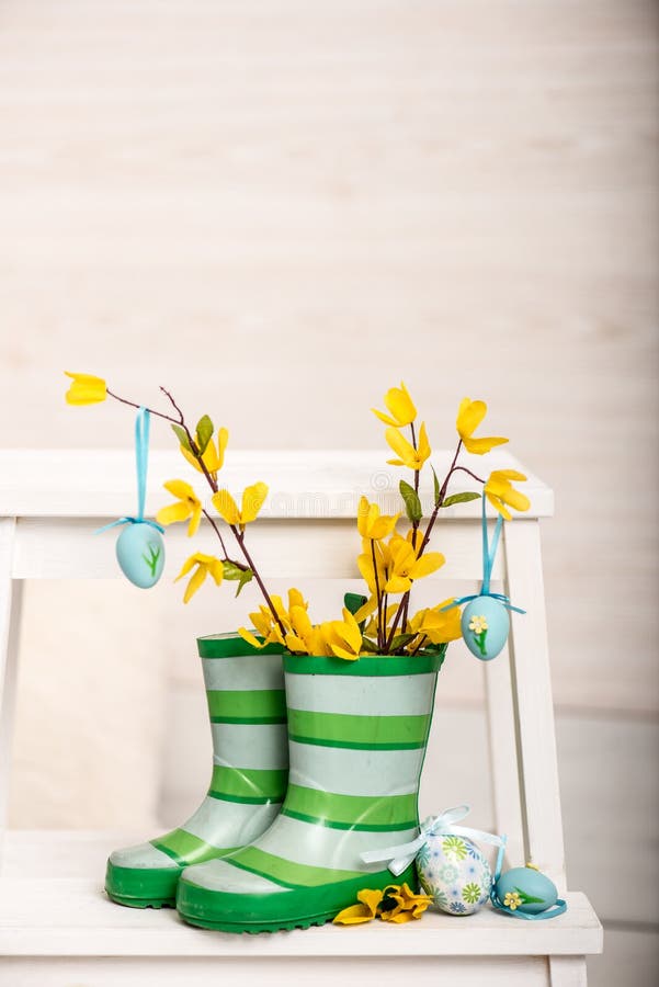Ägg, knäpp blomma och randig torkduk royaltyfri bild Ägg, knäpp blomma och randig torkduk royaltyfri bild