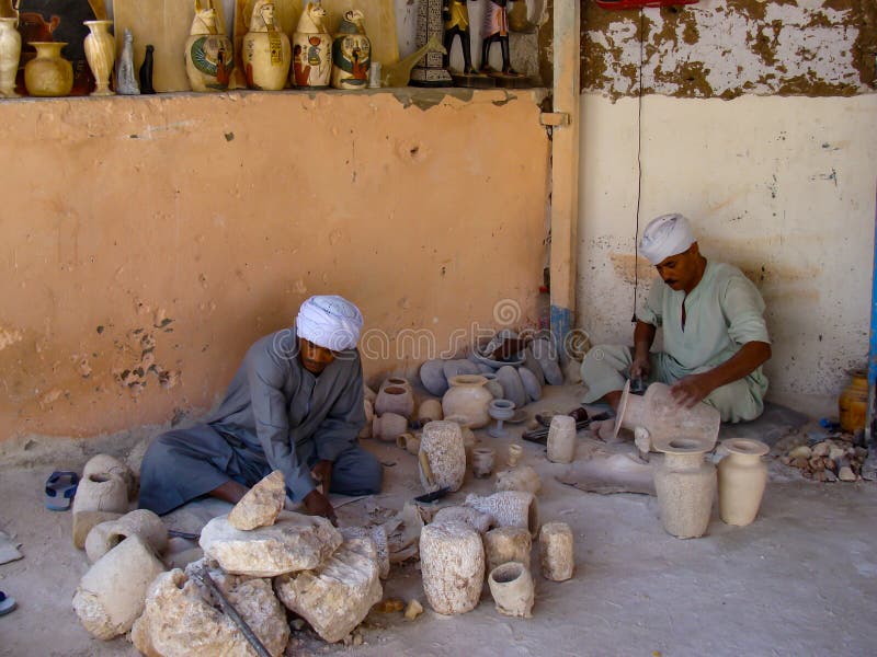 Ägypten - 20. Oktober 2009: Andenkenwerkstatt lizenzfreie stockfotografie Ägypten - 20. Oktober 2009: Andenkenwerkstatt lizenzfreie stockfotografie