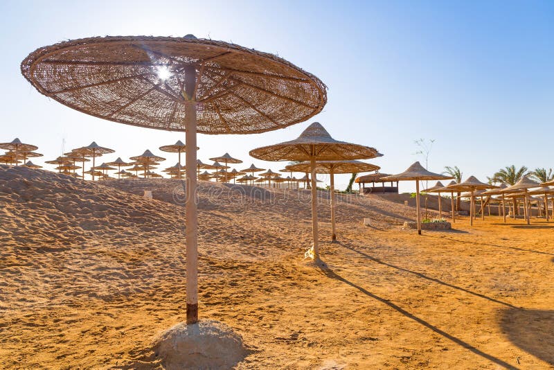 Ägyptische Sonnenschirme auf dem Strand lizenzfreie stockfotografie Ägyptische Sonnenschirme auf dem Strand lizenzfreie stockfotografie