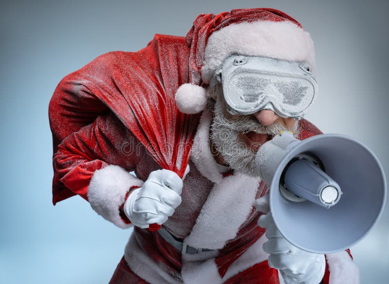 Äldre jultomten med sack som talar pÃ¥ megafone royaltyfri fotografi Äldre jultomten med sack som talar pÃ¥ megafone royaltyfri fotografi
