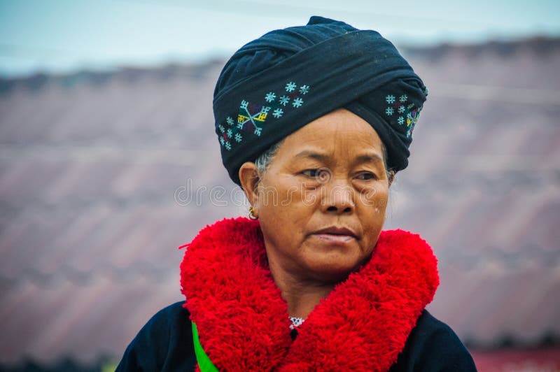 Äldre kvinna i marknaden, Muang allsång, Laos royaltyfri foto Äldre kvinna i marknaden, Muang allsång, Laos royaltyfri foto