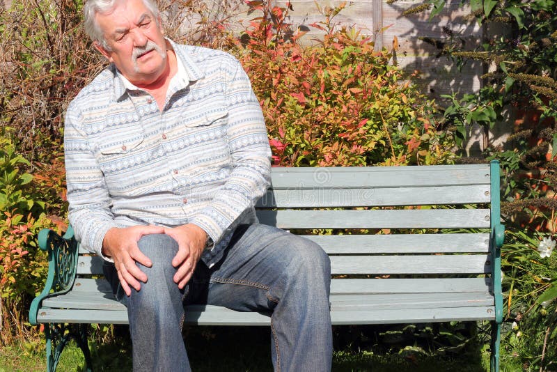 Äldre man med en knäskada. Äldre man med en knäskada.