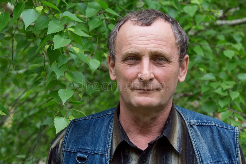Äldre man med ett leende på hans framsida arkivfoto Äldre man med ett leende på hans framsida arkivfoto