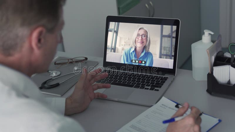 Äldre manliga läkare som konsulterar äldre patienter via telemedicin videosamtal online.