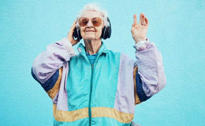 Äldre och kvinna med hörlursmusik för välståndsrörelse och pensionerad fritid. stadsretro och funk hög royaltyfria foton