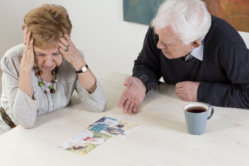 Äldre pars svåra konversation arkivfoto Äldre pars svåra konversation arkivfoto