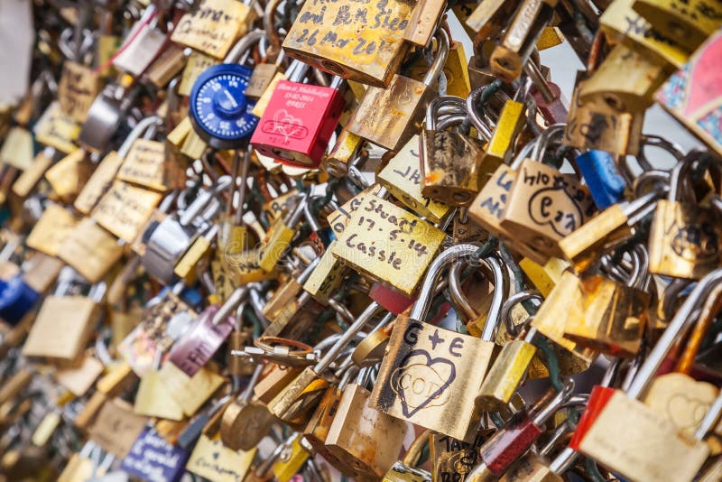 Älska hänglås som hänger på räcket av Pont des Arts, Paris arkivbild Älska hänglås som hänger på räcket av Pont des Arts, Paris arkivbild
