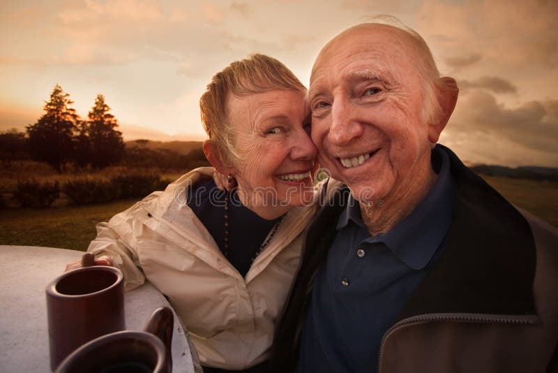Älska moget le för par fotografering för bildbyråer Älska moget le för par fotografering för bildbyråer