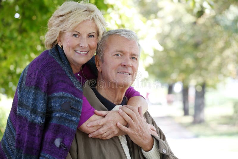 älskvärd pensionär för par royaltyfria foton älskvärd pensionär för par royaltyfria foton