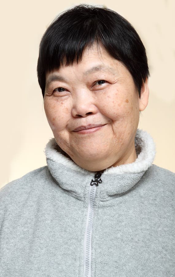 ältere asiatische Frau 60s lizenzfreie stockfotos ältere asiatische Frau 60s lizenzfreie stockfotos
