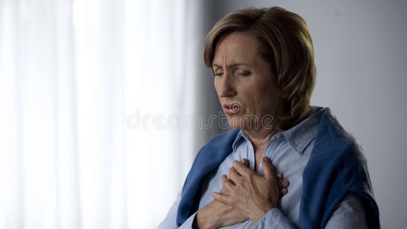 Ältere Dame, welche die Asthmaanfallsymptome haben, hart zum Atem und zu den Schmerz im Kasten
