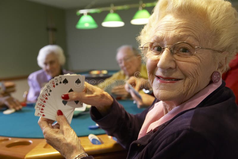 Ältere Erwachsene, die Brücke spielen