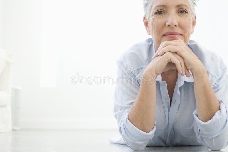 Ältere Frau, die auf Boden liegt lizenzfreies stockbild Ältere Frau, die auf Boden liegt lizenzfreies stockbild