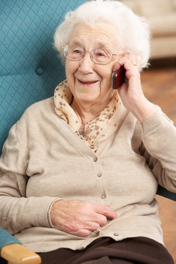Ältere Frau, die auf Handy spricht stockfoto Ältere Frau, die auf Handy spricht stockfoto