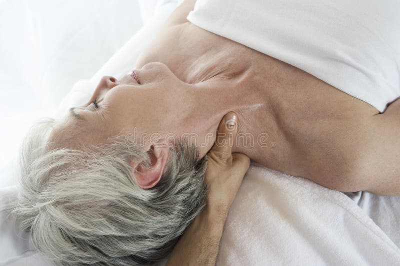 Ältere Frau, die Hals-Massage am Badekurort empfängt lizenzfreie stockfotografie Ältere Frau, die Hals-Massage am Badekurort empfängt lizenzfreie stockfotografie