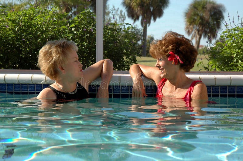 Ältere Frau, die im Pool sich entspannt stockfotografie Ältere Frau, die im Pool sich entspannt stockfotografie