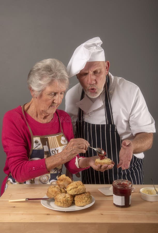 Ältere Frau, die Lektionen mit reifem Chef kochend nimmt lizenzfreies stockfoto Ältere Frau, die Lektionen mit reifem Chef kochend nimmt lizenzfreies stockfoto