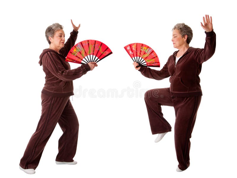 Ältere Frau, die Tai-Chi-Yogaübung tut stockfotografie Ältere Frau, die Tai-Chi-Yogaübung tut stockfotografie